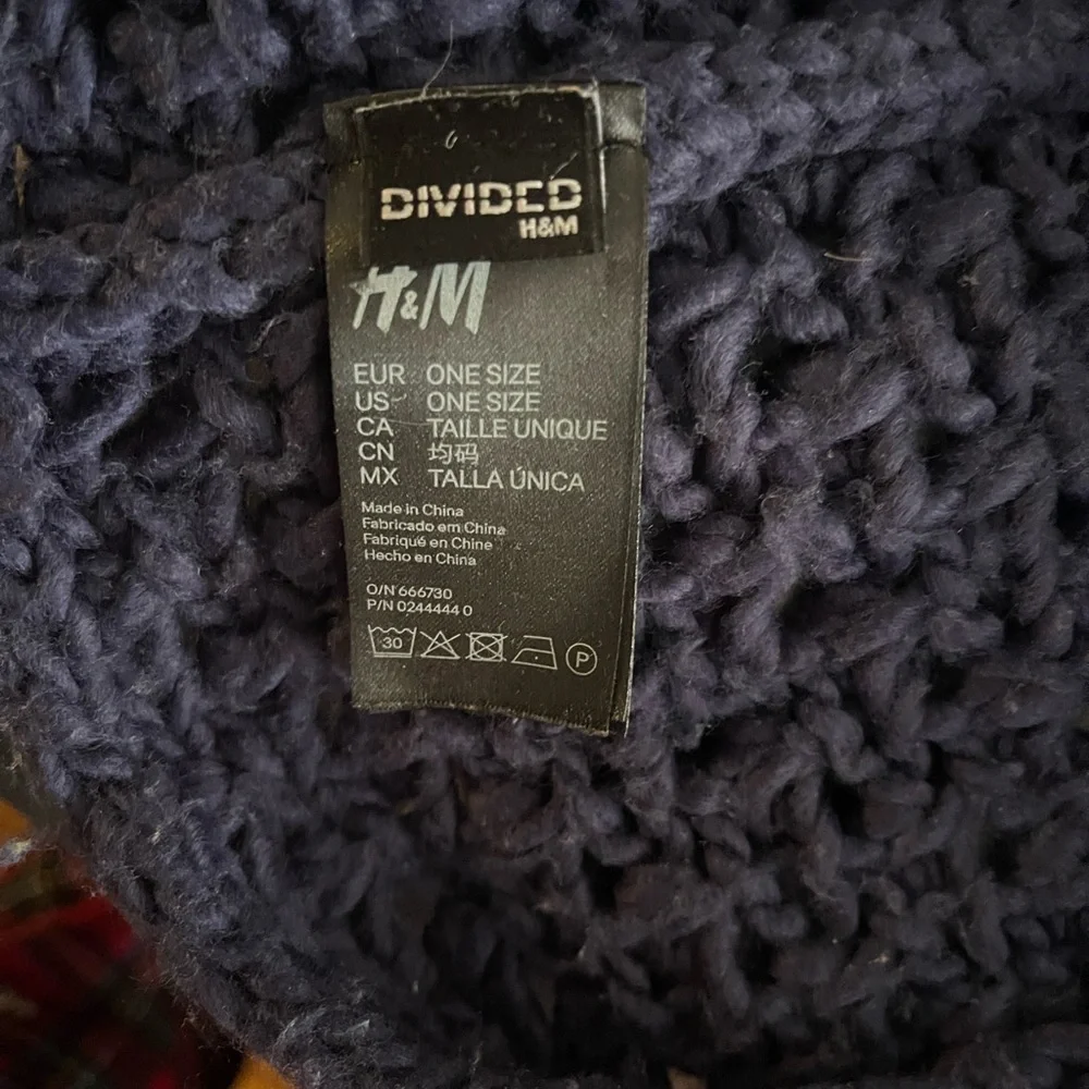 H&M Textured Knit Scarf in Dark Purple - Picture 3 of 4
